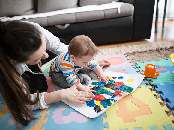 Mama jugando con su hijo