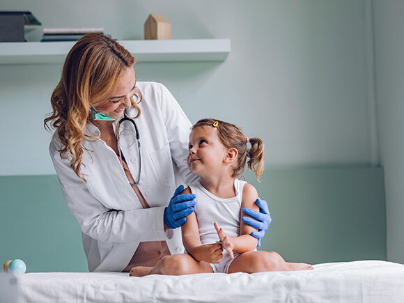 Doctora revisando al bebé con escarlatina