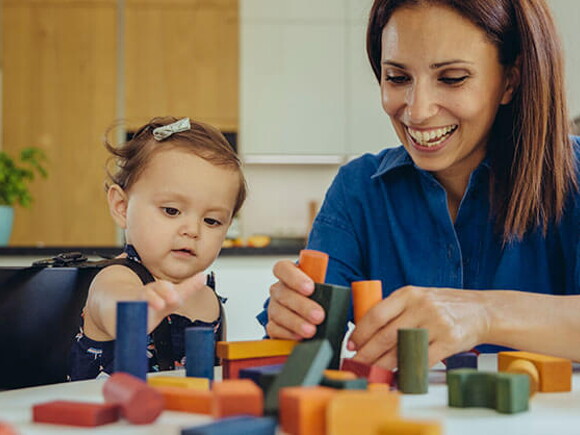 La mamá y la bebé compartiendo con los bloques