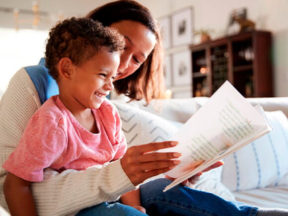 Mamá leyendo cuentos cortos con su hijo