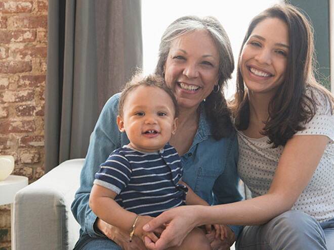 Bebé de 11 meses con su abuela y su mamá