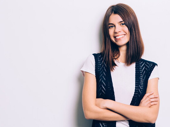 mujer sonriendo que quiere quedar embarazada