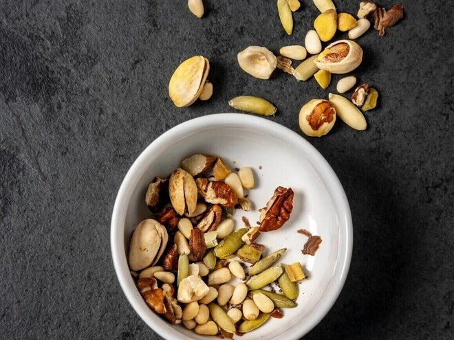 Bowl blanco con varios frutos secos dentro