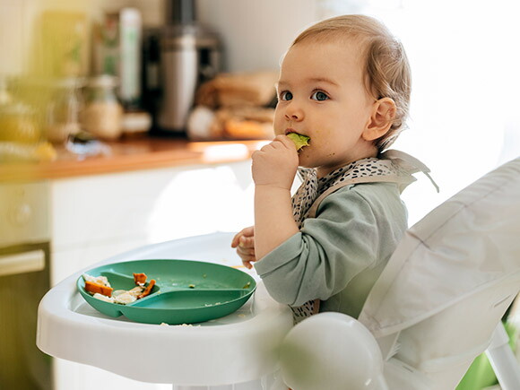 bebé comiendo