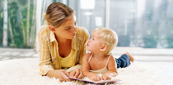 Niña leyendo cuentos cortos con su mamá