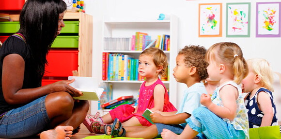 Mujer leyendo cuentos cortos a los niños.