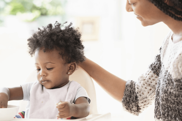 Un niño y su madre a la hora de comer