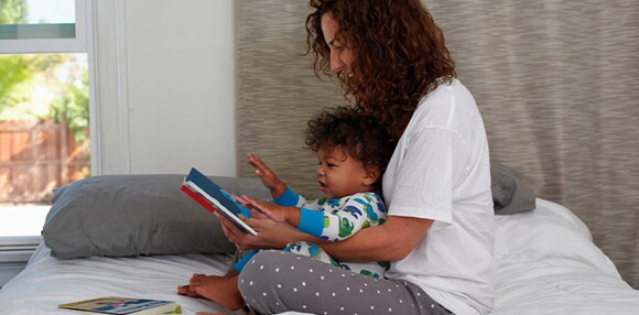 Mamá leyendo cuentos cortos con su mamá