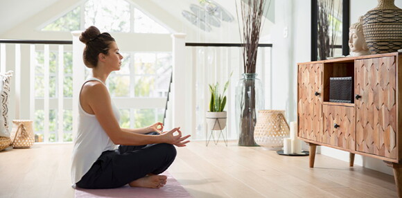 mujer que quiere quedar embarazada meditando