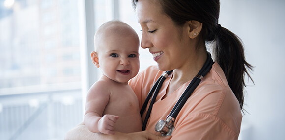 Bebé sonriendo con la doctora.